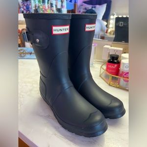 Hunter short rain boot navy size 7. ONLY WORN ONCE